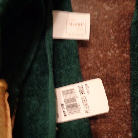Hunter green and gold towel set NWT 2 bath towels, 1 hand towel, 2 fingertip - Picture 3 of 3